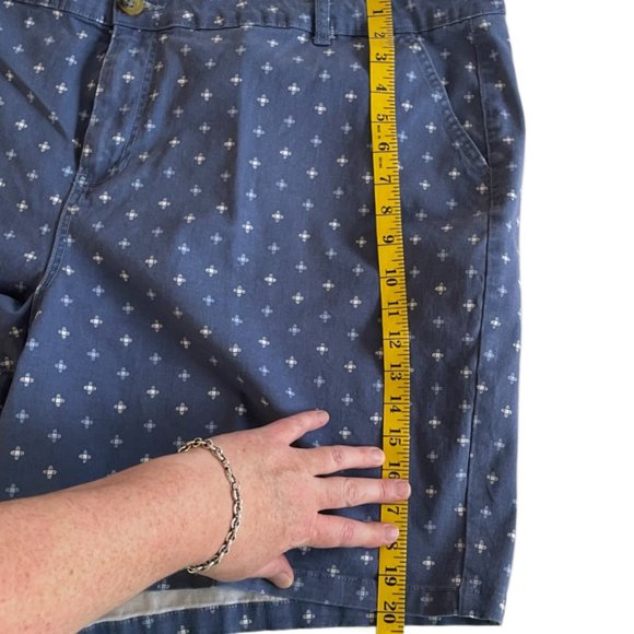a.n.a. Women's Plus-Size 28 BLUE w/GEOMETRIC  7" Mid Rise Flat-front Chino Short - Picture 9 of 12
